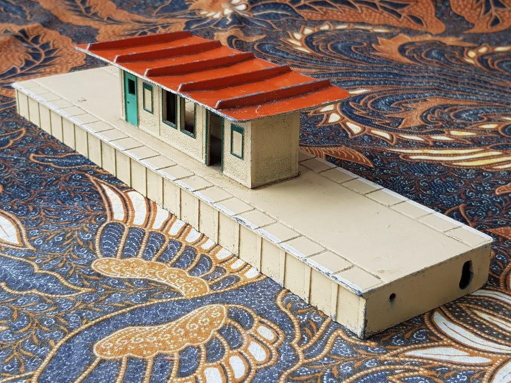 Mooi oud treinstation van Hornby Dublo uit Engeland 29 cm.
