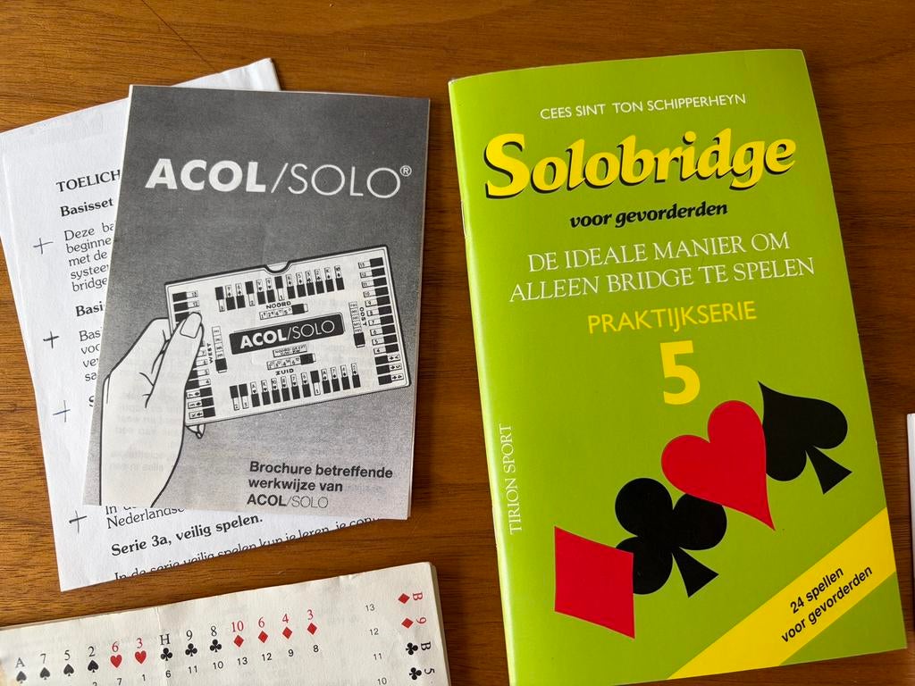 Acol Solobridge kaarthouder + 4x 32 spellen, Hobby en Vrije tijd, Gezelschapsspellen | Kaartspellen, Ophalen of Verzenden, Zo goed als nieuw