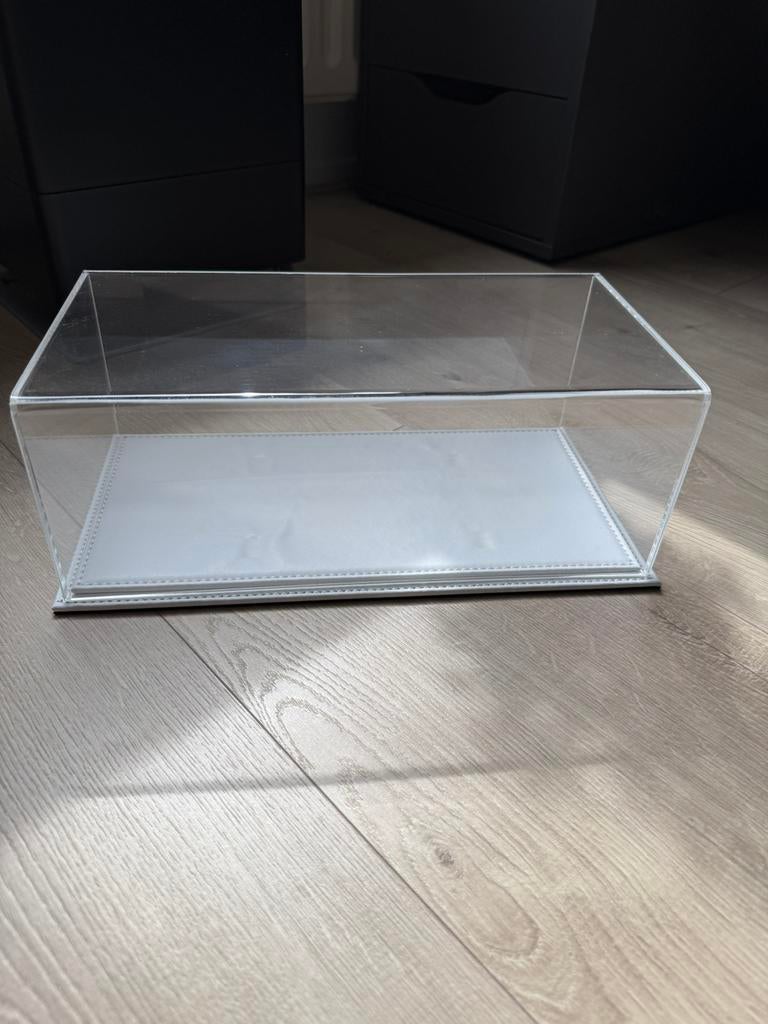 3x 1:18 case, Ophalen of Verzenden, Zo goed als nieuw