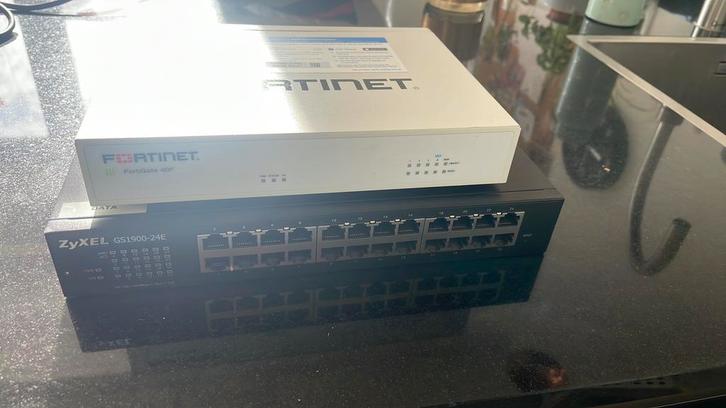 Fortinet fortigate 40F en zyxel GS1900-24E, Computers en Software, Netwerk switches, Zo goed als nieuw, Ophalen of Verzenden
