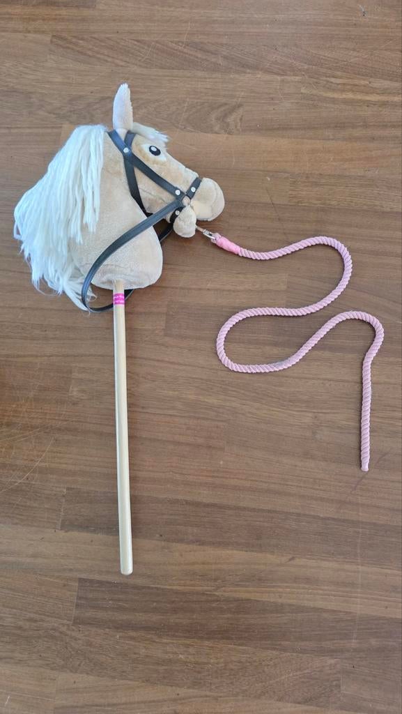 Hobby horse met roze lijn en halster met teugels., Ophalen, Zo goed als nieuw