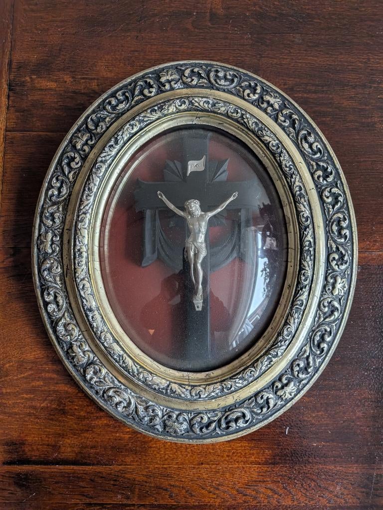 Antiek religieus kruisbeeld in een ovale glazen lijst, Ophalen