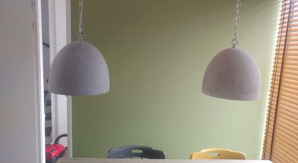 2x Hanglampen Bol Beton - Woonexpress, Huis en Inrichting, Lampen | Hanglampen, Ophalen, Zo goed als nieuw, Overige materialen