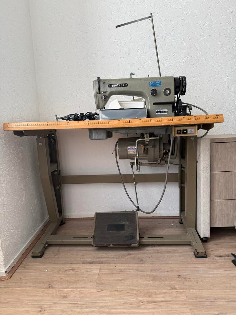 Brother Industriële Naaimachine met Tafel en Motor, Hobby en Vrije tijd, Naaimachines en Toebehoren, Ophalen, Gebruikt, Naaimachine