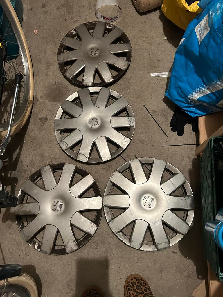4 wieldoppen voor Peugeot 107 - kunnen nog een ronde mee, Auto diversen, Wieldoppen, Ophalen of Verzenden, Gebruikt