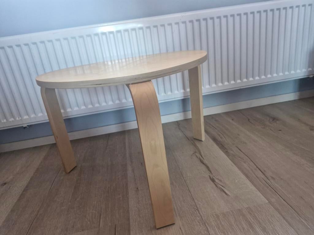 Stijlvol houten bijzettafeltje - Ovaal design, Huis en Inrichting, Tafels | Bijzettafels, Gebruikt, Modern, Scandinavisch, 55 tot 75 cm