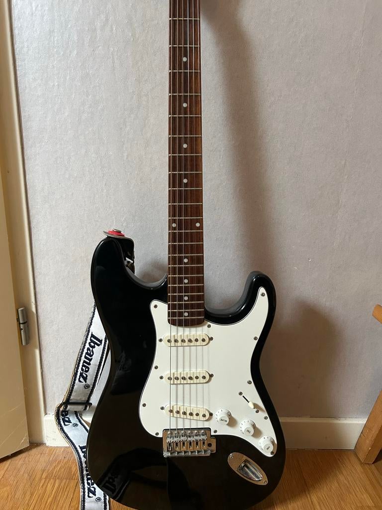 Ibanez elektrische gitaar met versterker, Muziek en Instrumenten, Snaarinstrumenten | Gitaren | Elektrisch, Gebruikt, Ibanez, Met versterker