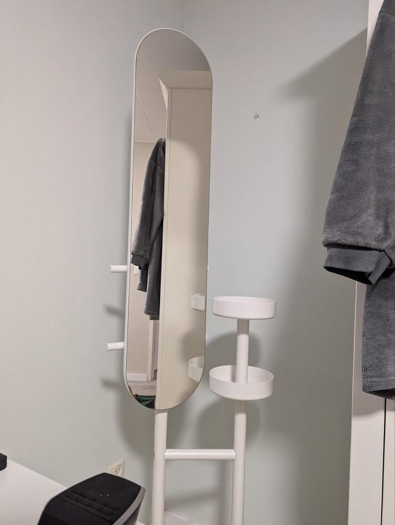 IKEA IKORNNES spiegel met standaard en haken, Huis en Inrichting, Woonaccessoires | Spiegels, Ophalen of Verzenden