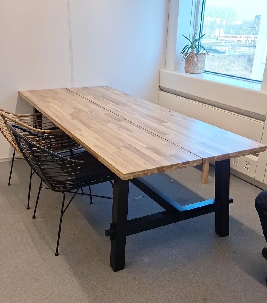 Eettafel met houten onderstel, bank en 2 stoelen, Ophalen, 100 tot 150 cm, 200 cm of meer, Zo goed als nieuw