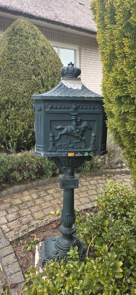 Klassieke gietijzeren brievenbus op paal – uniek & sfeervol, Tuin en Terras, Brievenbussen, Gebruikt, Staande brievenbus, IJzer
