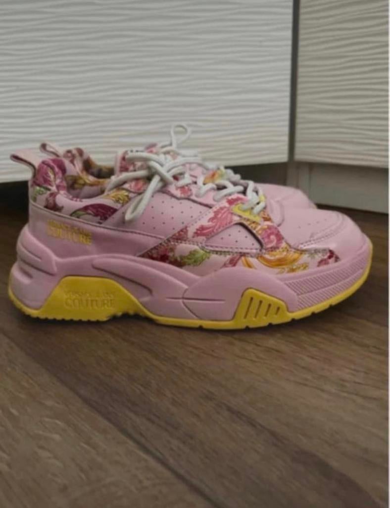 Versace jeans conture sneakers 39, Kleding | Dames, Schoenen, Ophalen of Verzenden, Versace, Roze, Sneakers of Gympen