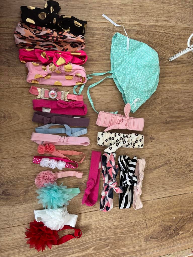 21 Baby Haarbanden & 1 Mutsje - Diverse Motieven & Kleuren, Kinderen en Baby's, Babykleding | Mutsen, Sjaals en Wanten, Ophalen