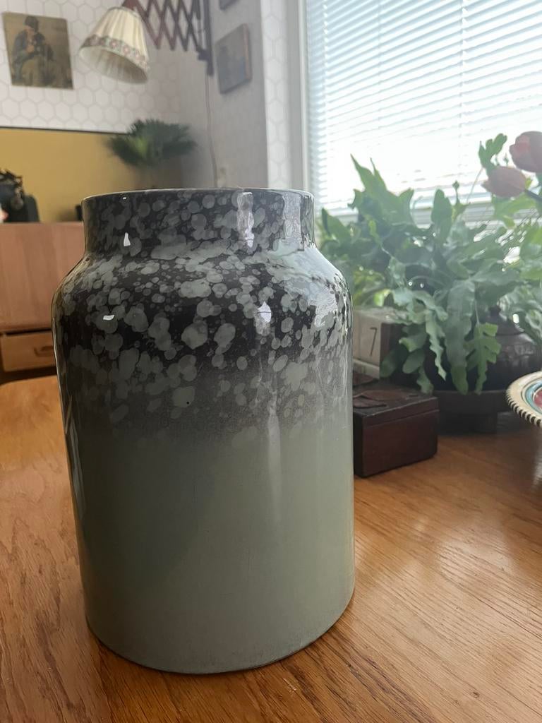 Grote vaas/bloempot. Limited edition van de HEMA, Steen, Ophalen of Verzenden, Zo goed als nieuw, Minder dan 50 cm