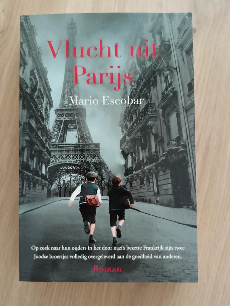 Vlucht uit Parijs - Mario Escobar, Ophalen of Verzenden, Zo goed als nieuw