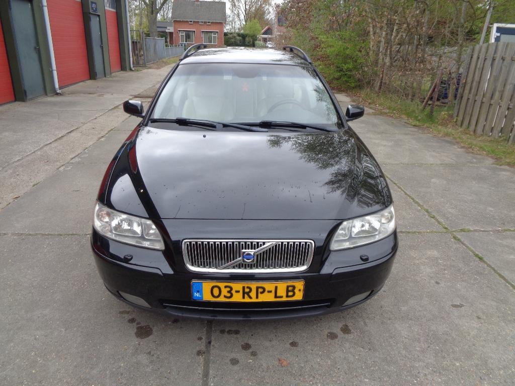 Volvo V70 2.4 D5 AUT 2005 Zwart, Auto's, Volvo, 1800 kg, Beige, Diesel, 2401 cc