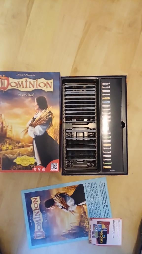 kaartspel nieuw Dominion Overvloed van 999 games, Vijf spelers of meer, Ophalen of Verzenden, Nieuw, 999 games.