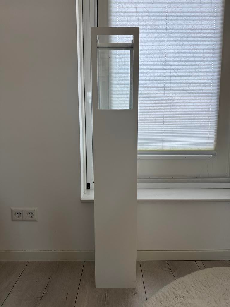 Witte houten zuil met glazen vitrine, Ophalen of Verzenden, Gebruikt