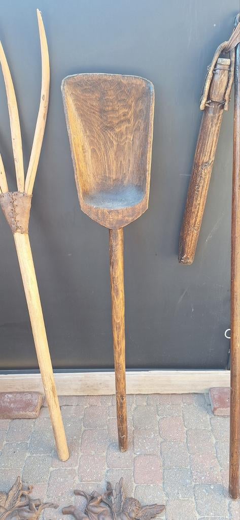 Antieke houten werktuigen, Ophalen