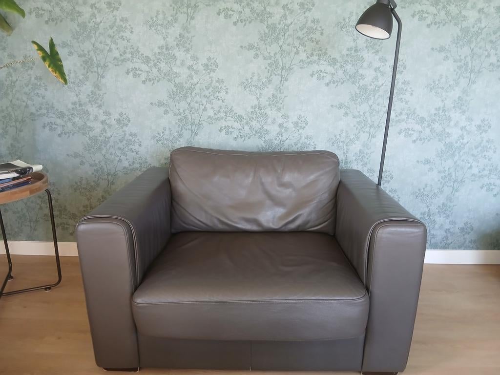 Comfortabele Loveseat - Grijs Leer, Modern en comfortabel, Ophalen of Verzenden, Zo goed als nieuw, 100 tot 125 cm