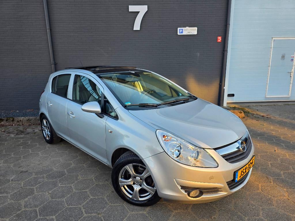 ✅️ Opel Corsa 1.4 Benzine 2009 ✅️ Nieuwe APK ✅️ Panorama ✅️, Auto's, Voorwielaandrijving, Sound system, 4 cilinders, Bedrijf