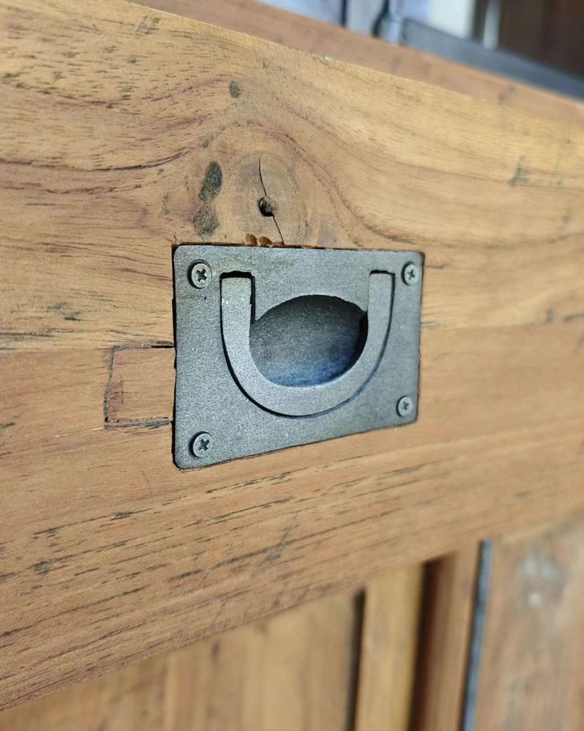 Charmante vitrinekast van gerecycled teakhout | Metaal #0468, Huis en Inrichting, Kasten | Buffetkasten, Niet ingevuld, Gebruikt