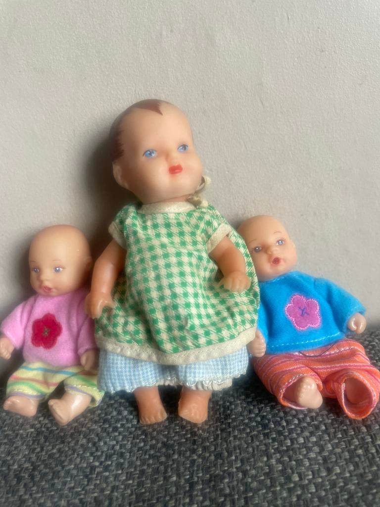 klein rubber popje   en 2 harde popjes, Verzamelen, Poppen, Ophalen of Verzenden, Pop