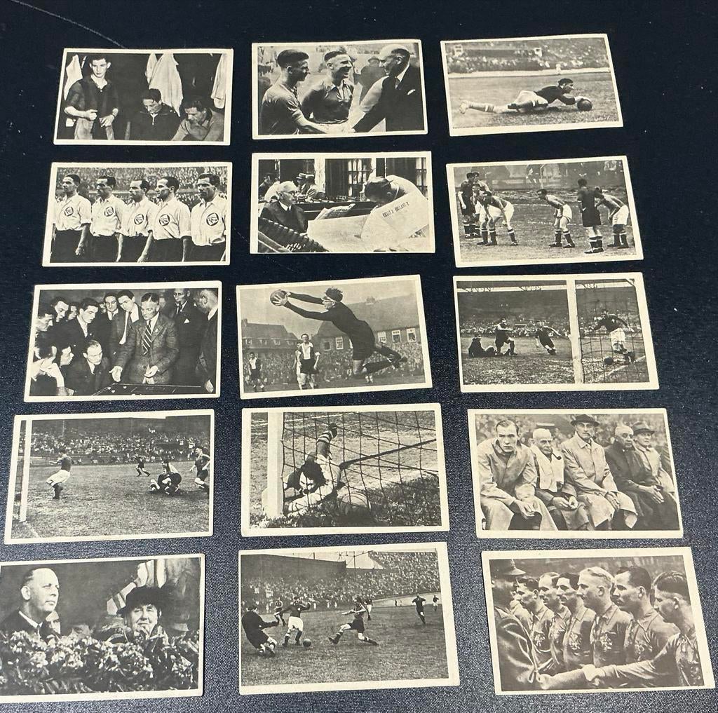 Vintage Voetbal Plaatjes Album Nieuwe Voetbal Glorie 15 St., Verzenden, Gebruikt, Overige sporten, Boek of Tijdschrift