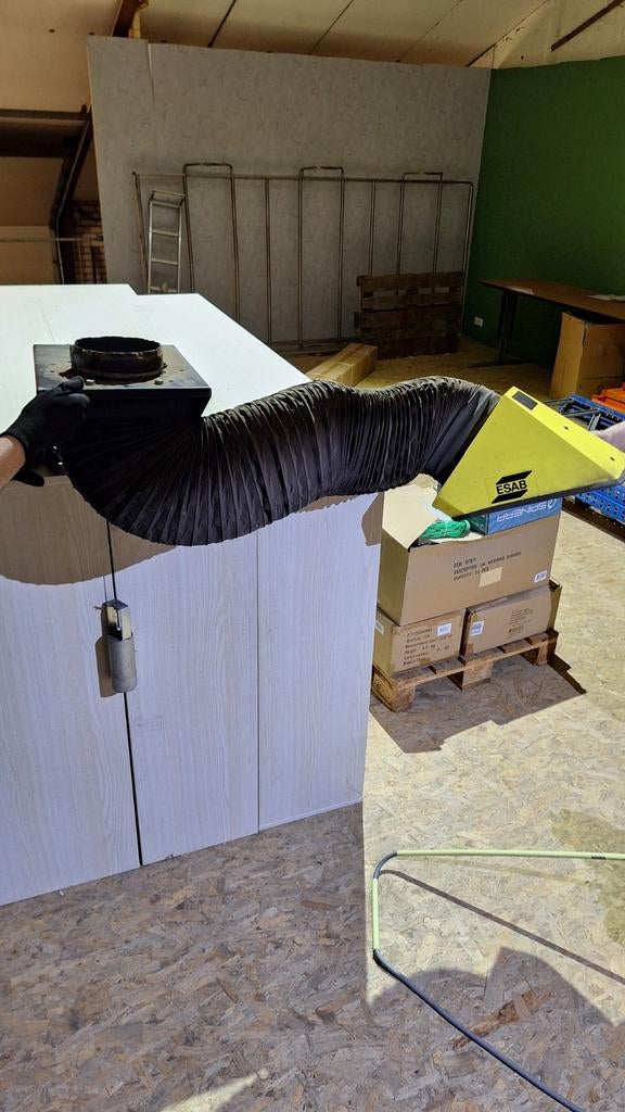 Lasafzuiging muurmontage met flexibele slang, Zakelijke goederen, Machines en Bouw | Lastechniek, Ophalen