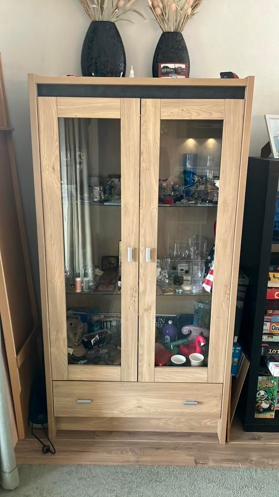 Vitrinekast met glazen deuren en verlichting, Ophalen, Gebruikt, Met deur(en), 50 tot 100 cm