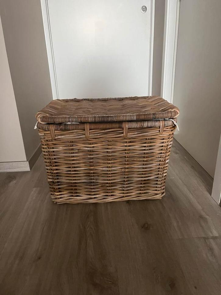 Grote rieten mand met deksel - 55x39x40 cm, Huis en Inrichting, Woonaccessoires | Schalen en Manden, Gebruikt, Mand, Rechthoekig