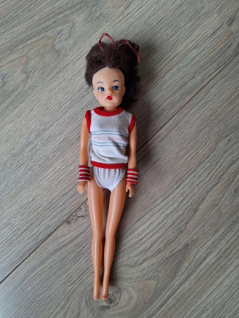Soort Barbie / Sindy pop uit de jaren 70/80, Kinderen en Baby's, Speelgoed | Poppen, Ophalen of Verzenden