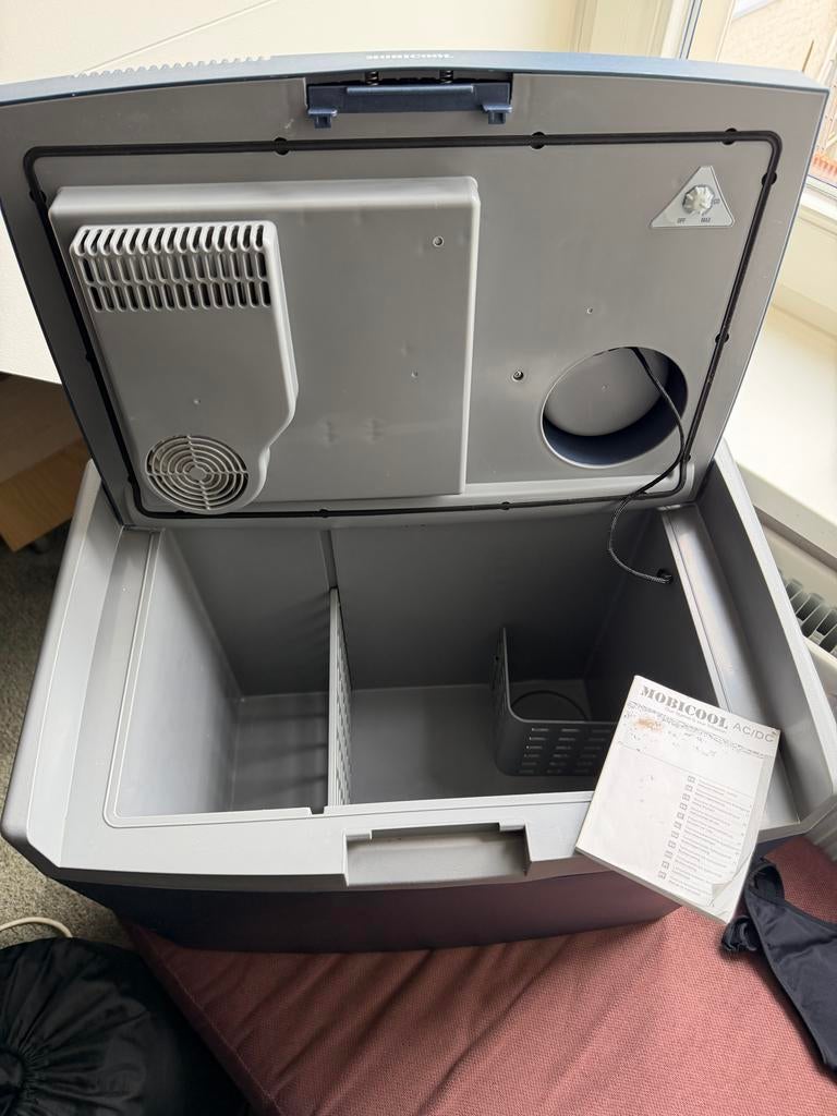 Mobilcool T35 AC/DC koelbox plus slaapzakken en hangmat., Caravans en Kamperen, Koelboxen, Ophalen, Gebruikt, Koelbox, Elektrisch