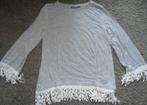 Net grijs damesshirt met witte franjes afgezet, maat M, Kleding | Dames, Maat 38/40 (M), Ophalen of Verzenden, Zo goed als nieuw