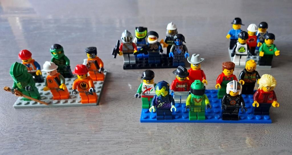 40 aparte, leuke lego poppetjes op een grondplaatjes, Ophalen, Zo goed als nieuw, Complete set, Lego