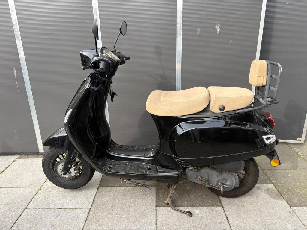 Zwarte scooter met beige zadel, Ophalen of Verzenden, Gebruikt, Benzine