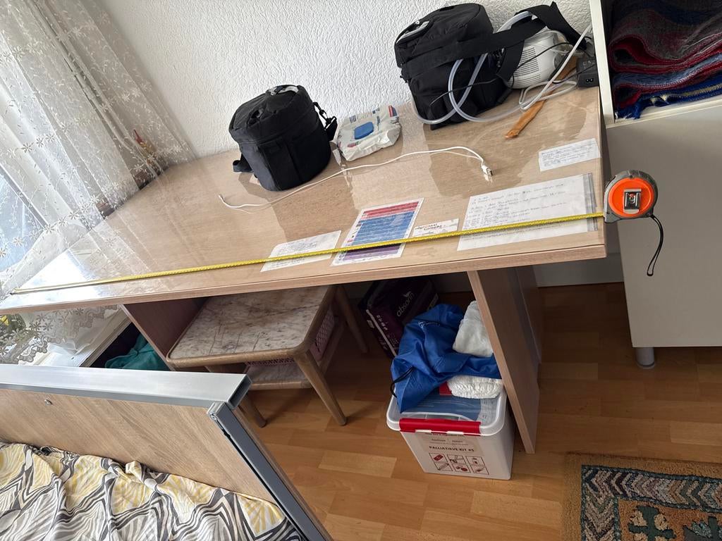 Groot houten bureau met glazen blad, Gebruikt, Hout, Bruin, Ophalen of Verzenden