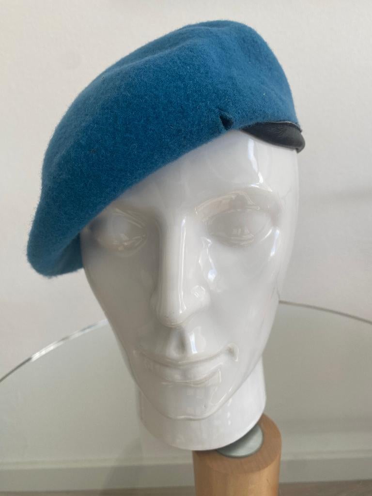 Unifil Baret blauw maat 55, Ophalen of Verzenden, Landmacht, Nederland, Helm of Baret