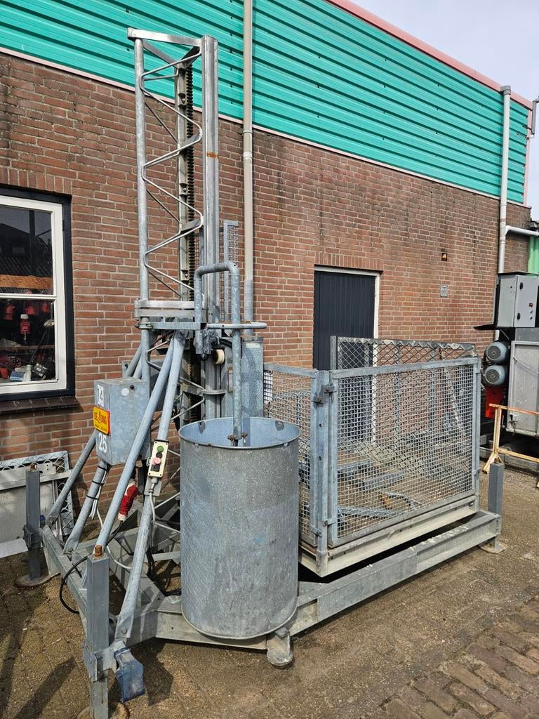 Bouwlift tandheugellift De Jong AT50B 500 kilo, Doe-het-zelf en Verbouw, Bouwliften, Ophalen, De Jong, Gebruikt, .