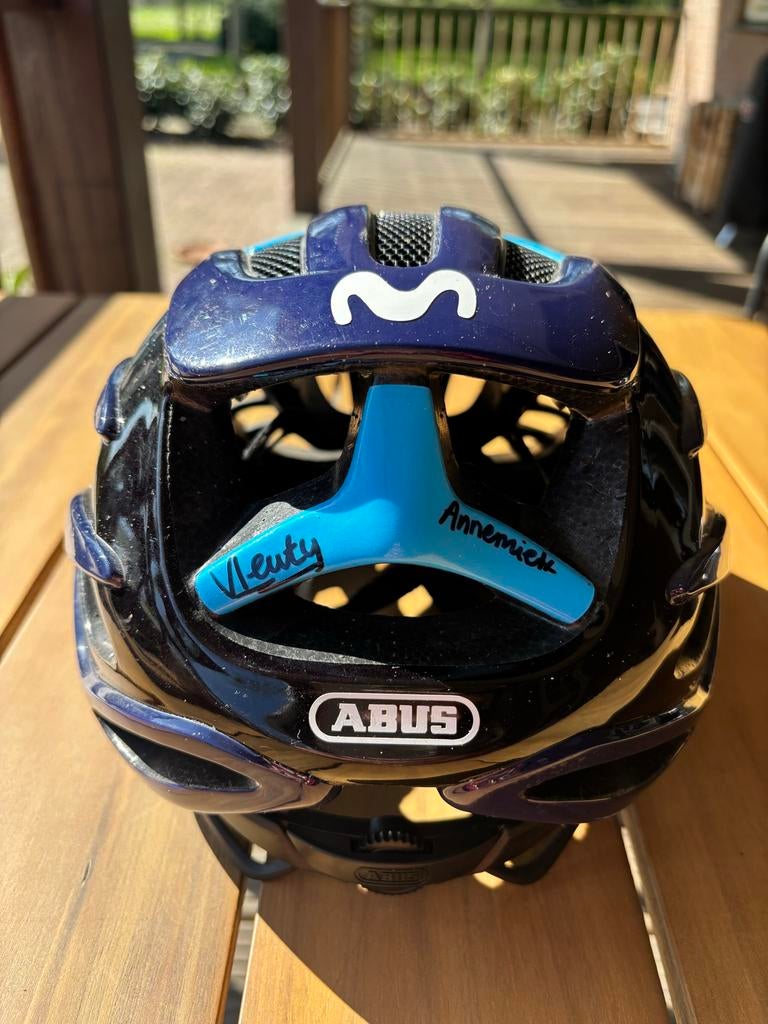 Gesigneerde Movistar fietshelm Annemiek van Vleuten (S), Fietsen en Brommers, Fietsaccessoires | Fietshelmen, Ophalen of Verzenden