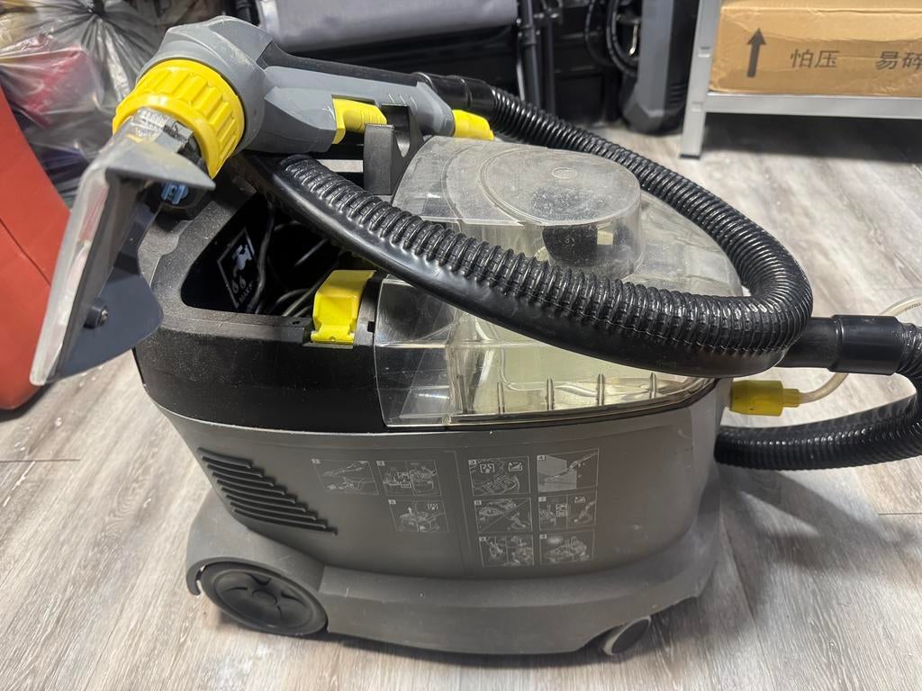 Karcher puzzi 8/1C Professional tapijt meubel reiniger, Ophalen of Verzenden, Zo goed als nieuw
