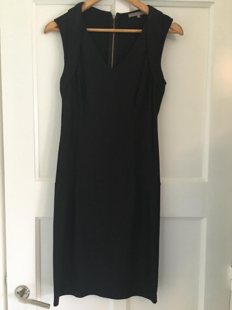 Stijlvolle Zwarte Jurk met V-hals maat S, Zwart, Ophalen of Verzenden, Zo goed als nieuw, Knielengte