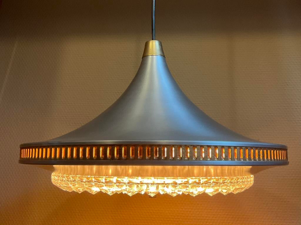 Vintage aluminium hanglamp kleur: zilver, messing en kristal, Ophalen of Verzenden, Gebruikt, Minder dan 50 cm