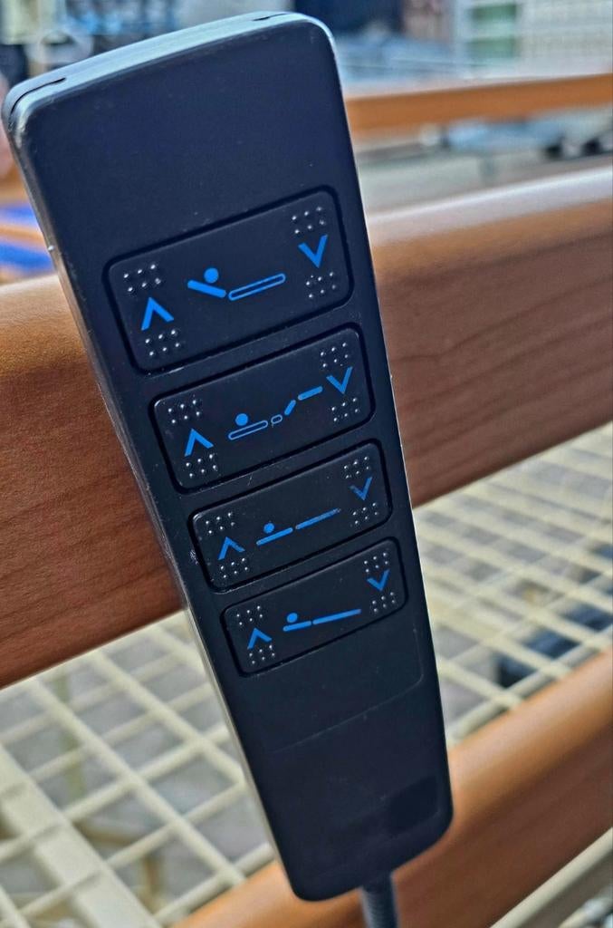 Hoog laag bedden en 1 elektrisch verstelbare stoel, Diversen, Verpleegmiddelen, Ophalen