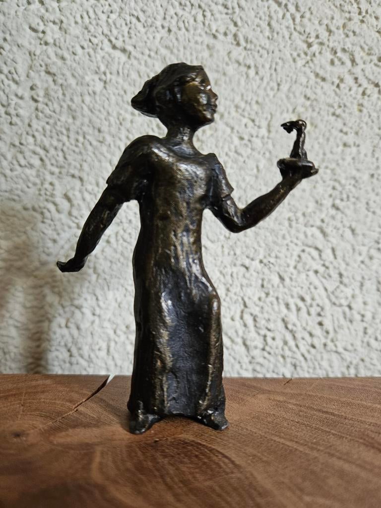 Bronzen beeldje van meisje met vogel, Antiek en Kunst, Kunst | Beelden en Houtsnijwerken, Beeld, Brons, Vrouw, Minder dan 20 cm