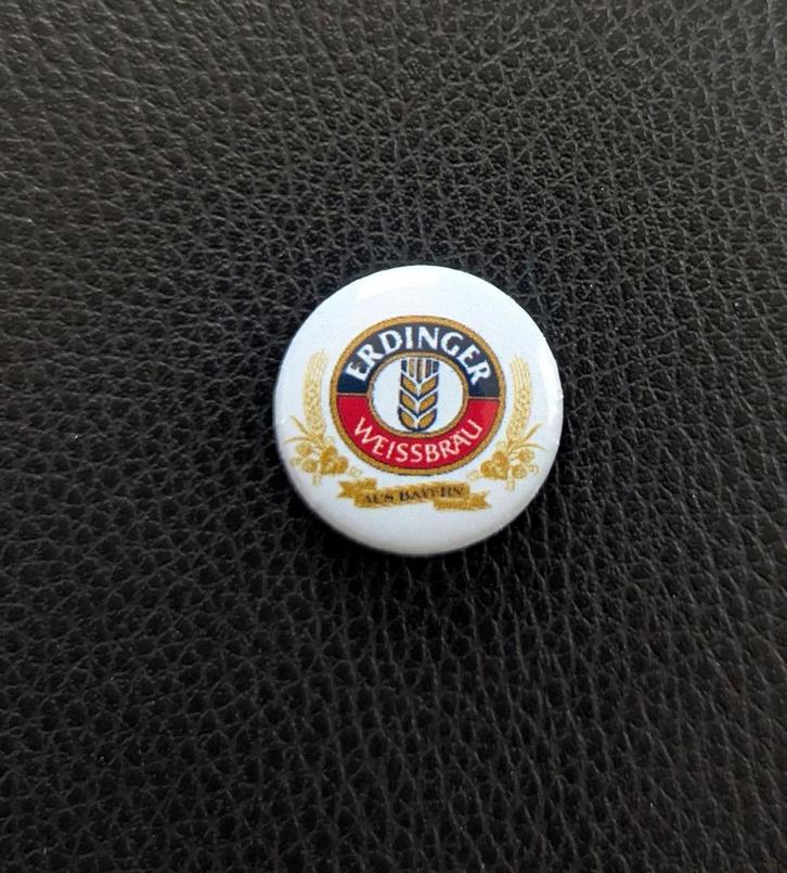 Erdinger - 25 mm button/speld/pin - wit/rood, Verzamelen, Biermerken, Nieuw, Overige typen, Overige merken, Ophalen of Verzenden