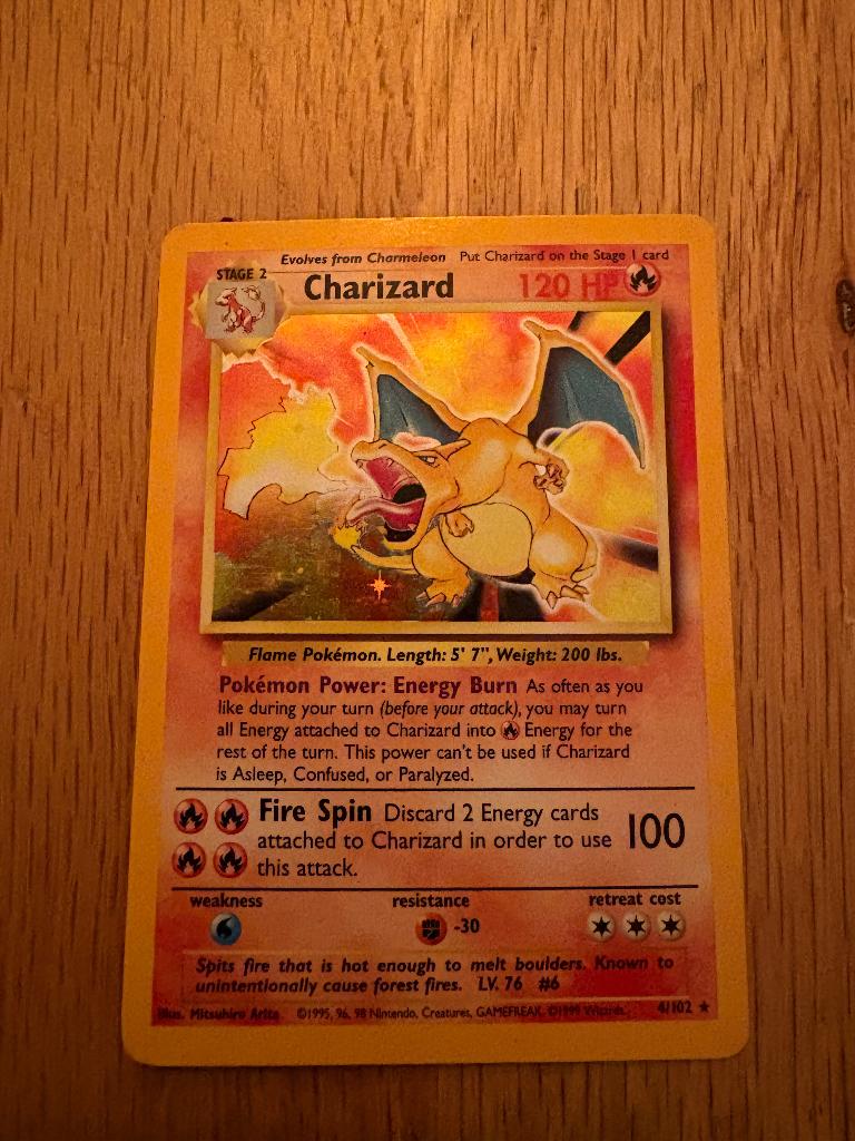 Charizard base set, Ophalen of Verzenden, Zo goed als nieuw, Losse kaart, Foil