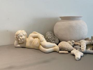 Wit beeld van liggende engel / engeltje met vleugels. beschikbaar voor biedingen