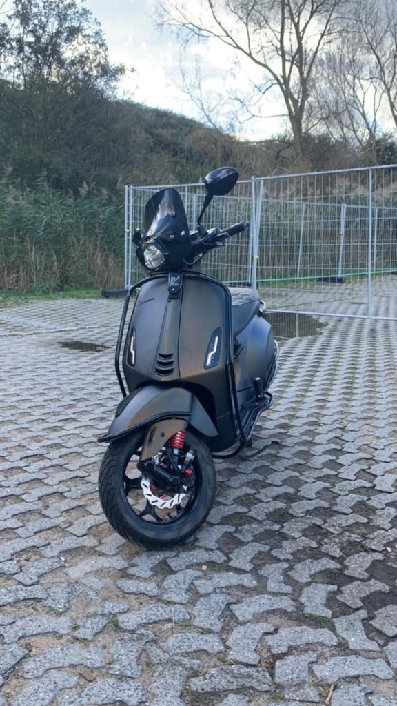 Vespa sprint 2018 45km custom kleur, Fietsen en Brommers, Scooters | Vespa, Zo goed als nieuw, Overige modellen, Benzine, Ophalen