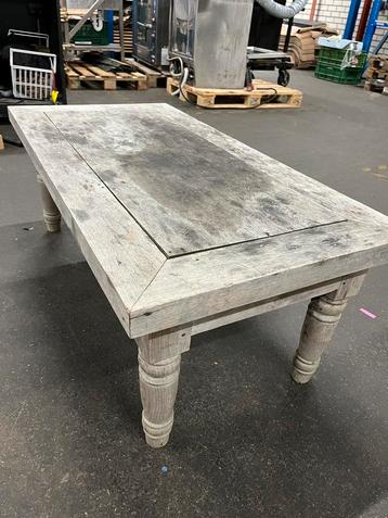 Verschillende lage buitentafels van hout beschikbaar voor biedingen