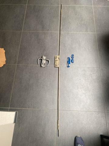 Drie puntssluiting met kommen en beslag beschikbaar voor biedingen